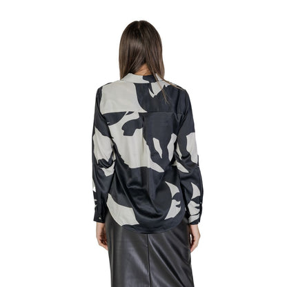 Alleen zwarte blouse van gerecycled polyester