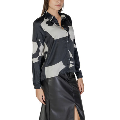 Alleen zwarte blouse van gerecycled polyester