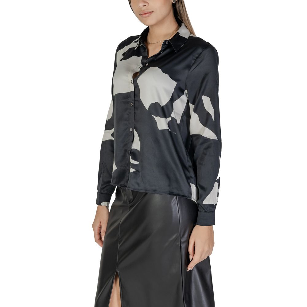 Alleen zwarte blouse van gerecycled polyester