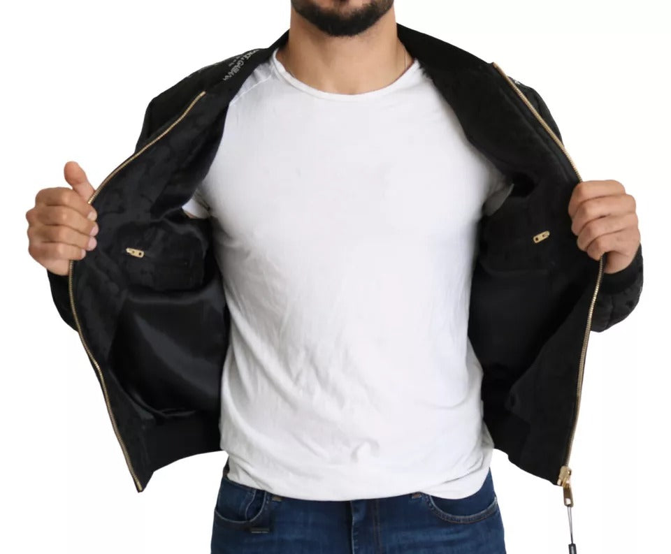 Dolce & Gabbana zwarte bomberjas met logo-patch en brokaadpatroon, met ritssluiting.