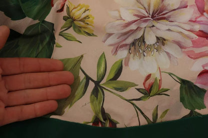 Robe longue rose, style fourreau, à ligne A, à motif floral et nœud en satin de Dolce & Gabbana.