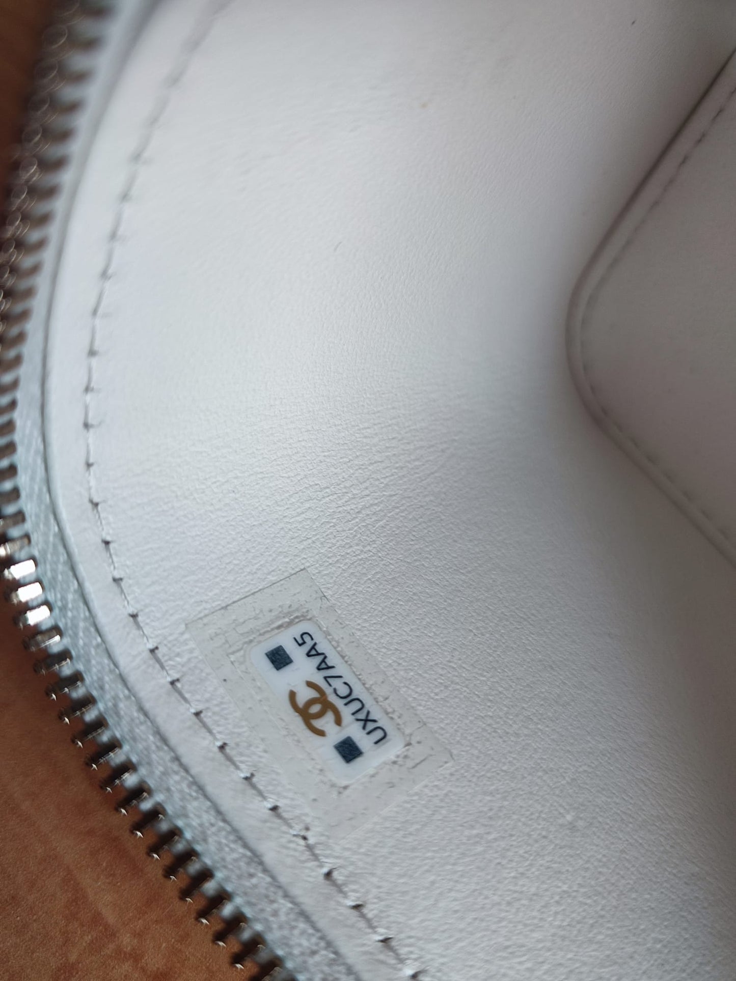 Chanel Witte Matelassé Lamhuid Gold Chain Schoudertas met Spiegeltje