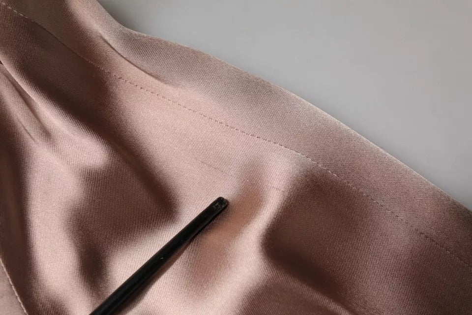 Mini-robe portefeuille en satin rose à manches longues d'Emporio Armani