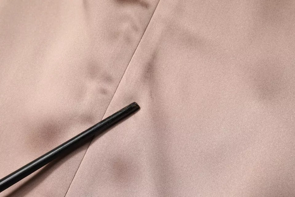 Mini-robe portefeuille en satin rose à manches longues d'Emporio Armani