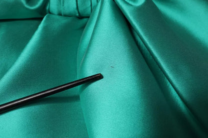 Robe à plusieurs épaisseurs, sans manches, avec décolleté en V, en polyester satiné vert d'Alberta Ferretti.