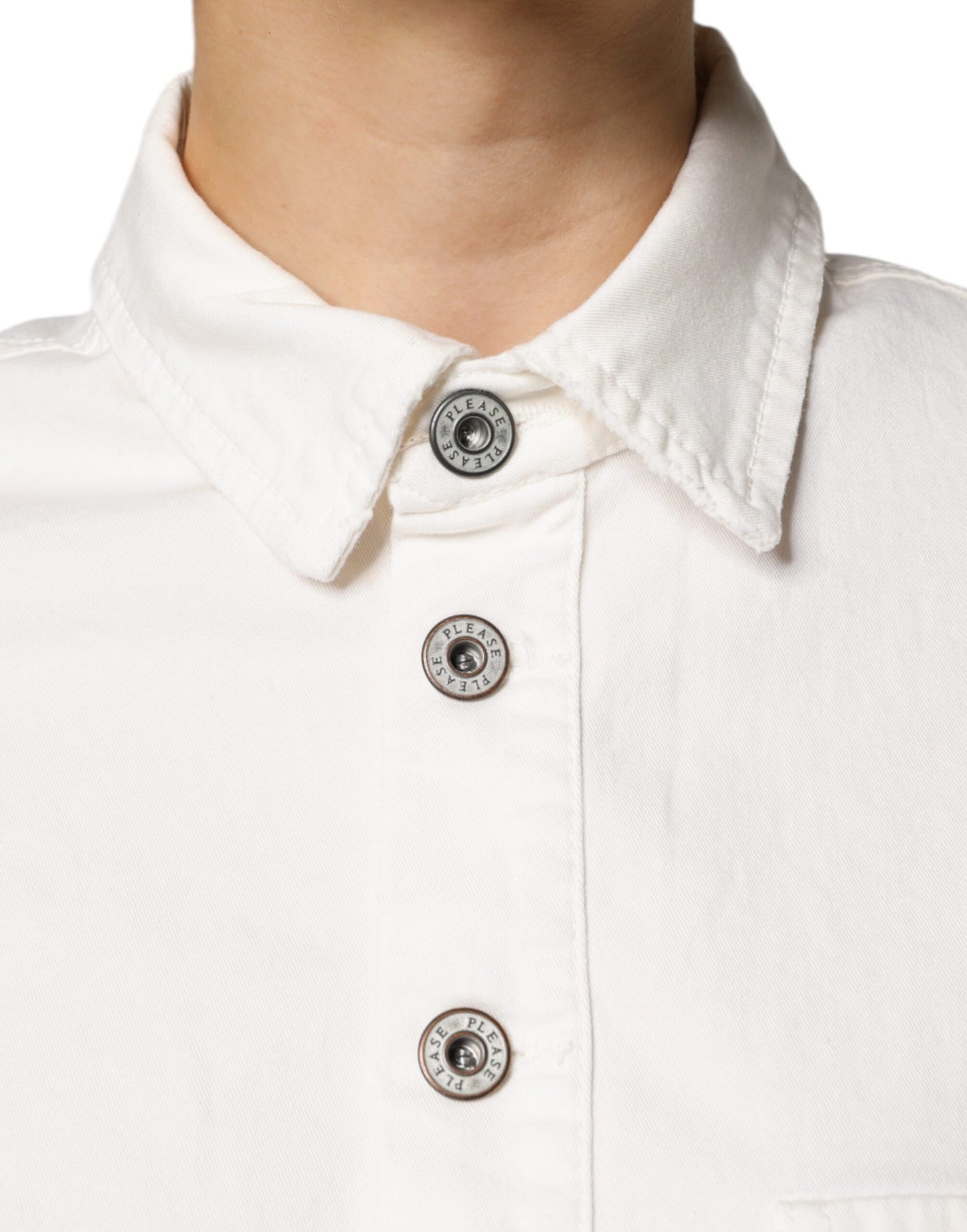 Jupe-combinaison blanche en coton à manches courtes et boutonnage.