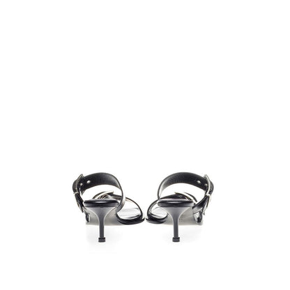 Alexander McQueen : Élevez vos pas avec des sandales intemporelles en cuir noir.