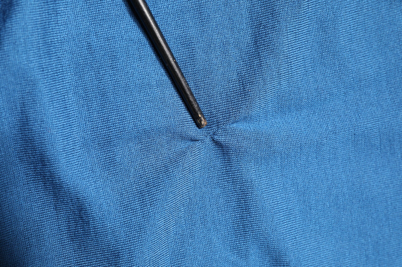 Pull en cachemire bleu à col en V avec couronne de Dolce &amp; Gabbana