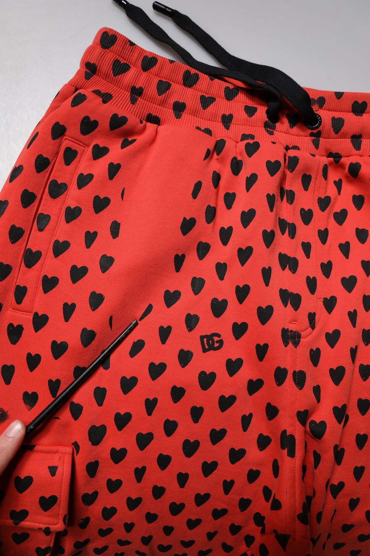Pantalon de jogging cargo à motifs cœurs rouges Dolce &amp; Gabbana pour homme.