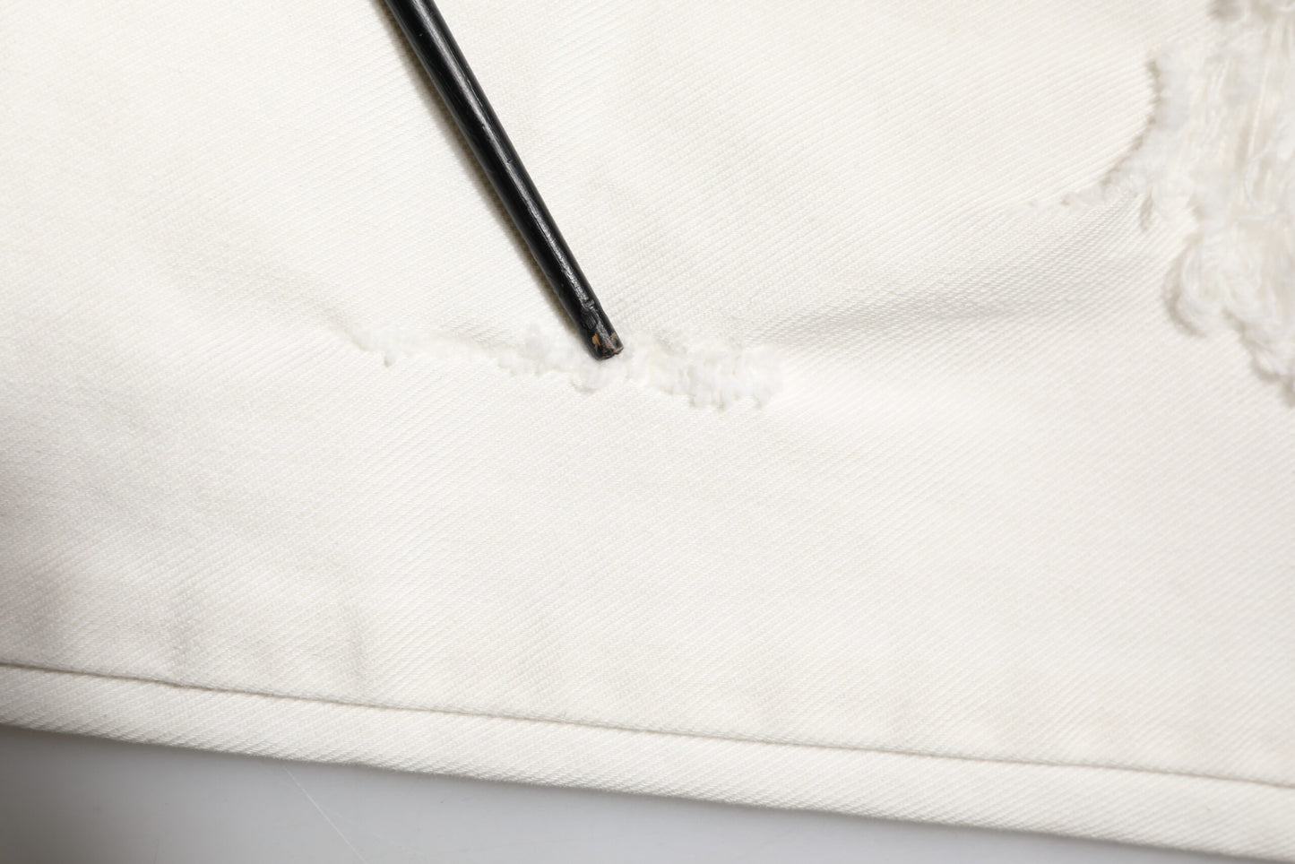 Jeans skinny en jean blanc délavé et dépareillé avec graffitis de Dolce & Gabbana