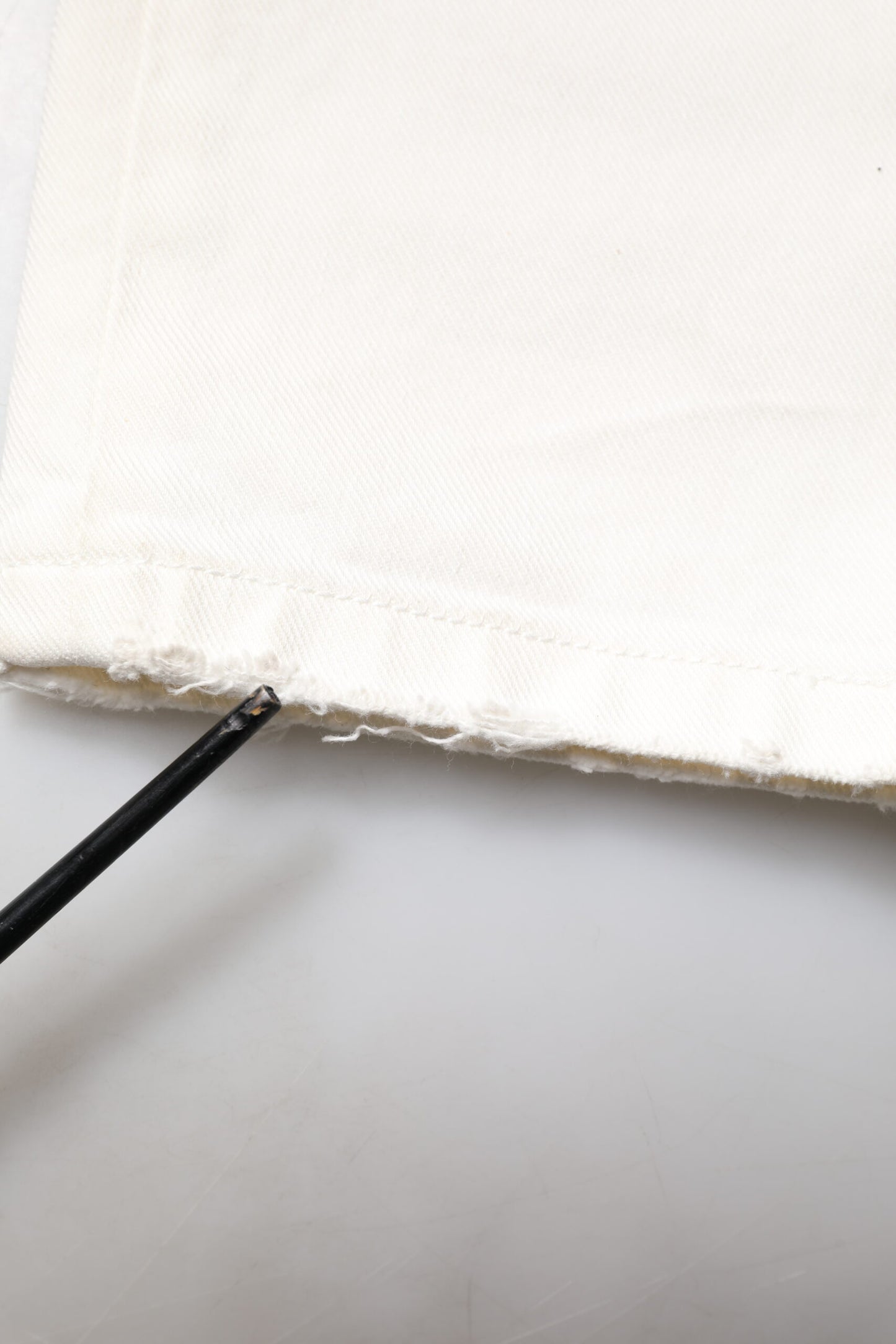 Jeans skinny en jean blanc délavé et dépareillé avec graffitis de Dolce & Gabbana