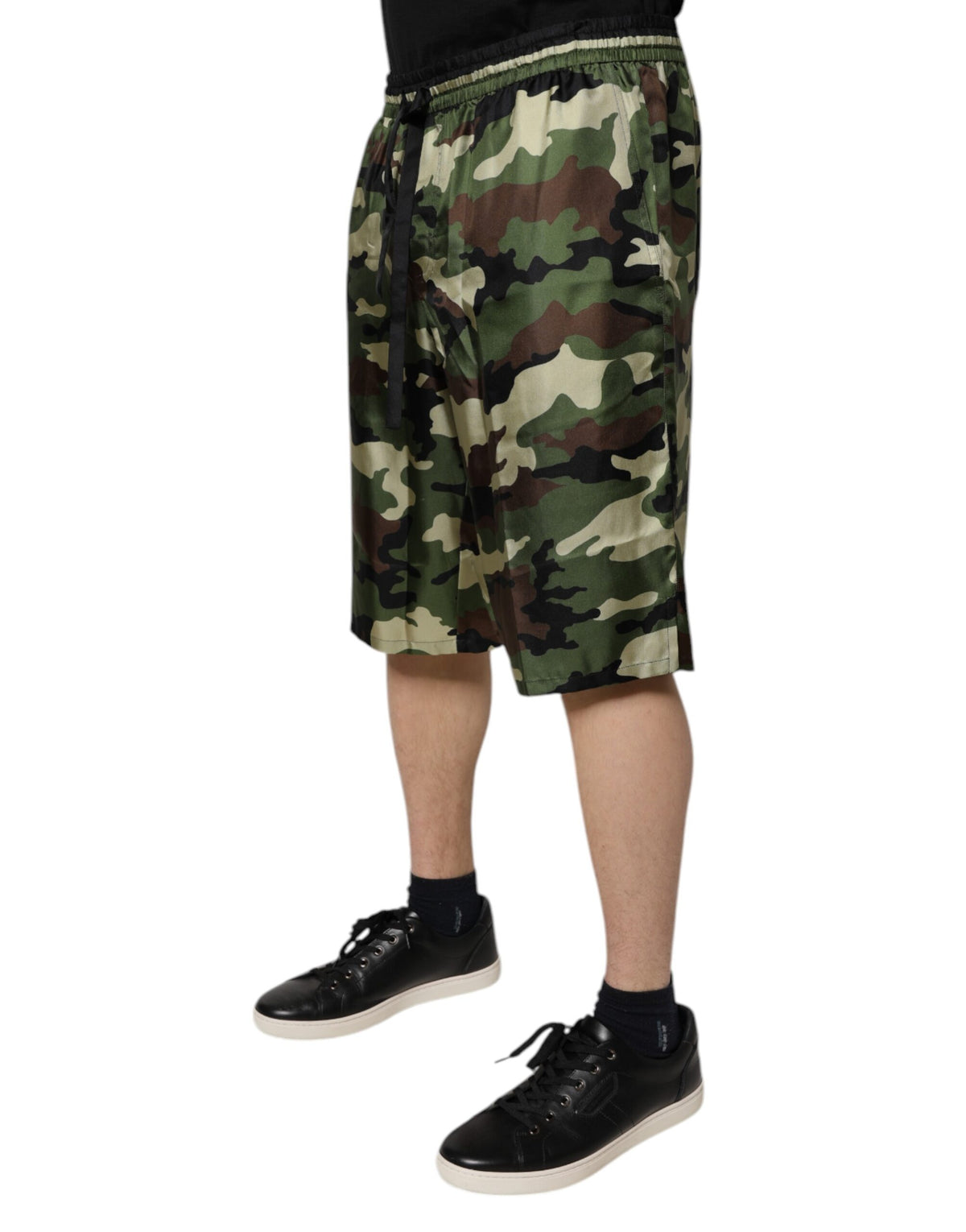 Shorts Bermuda en soie à taille mi-hauteur, multicolores et à motif camouflage de Dolce &amp; Gabbana