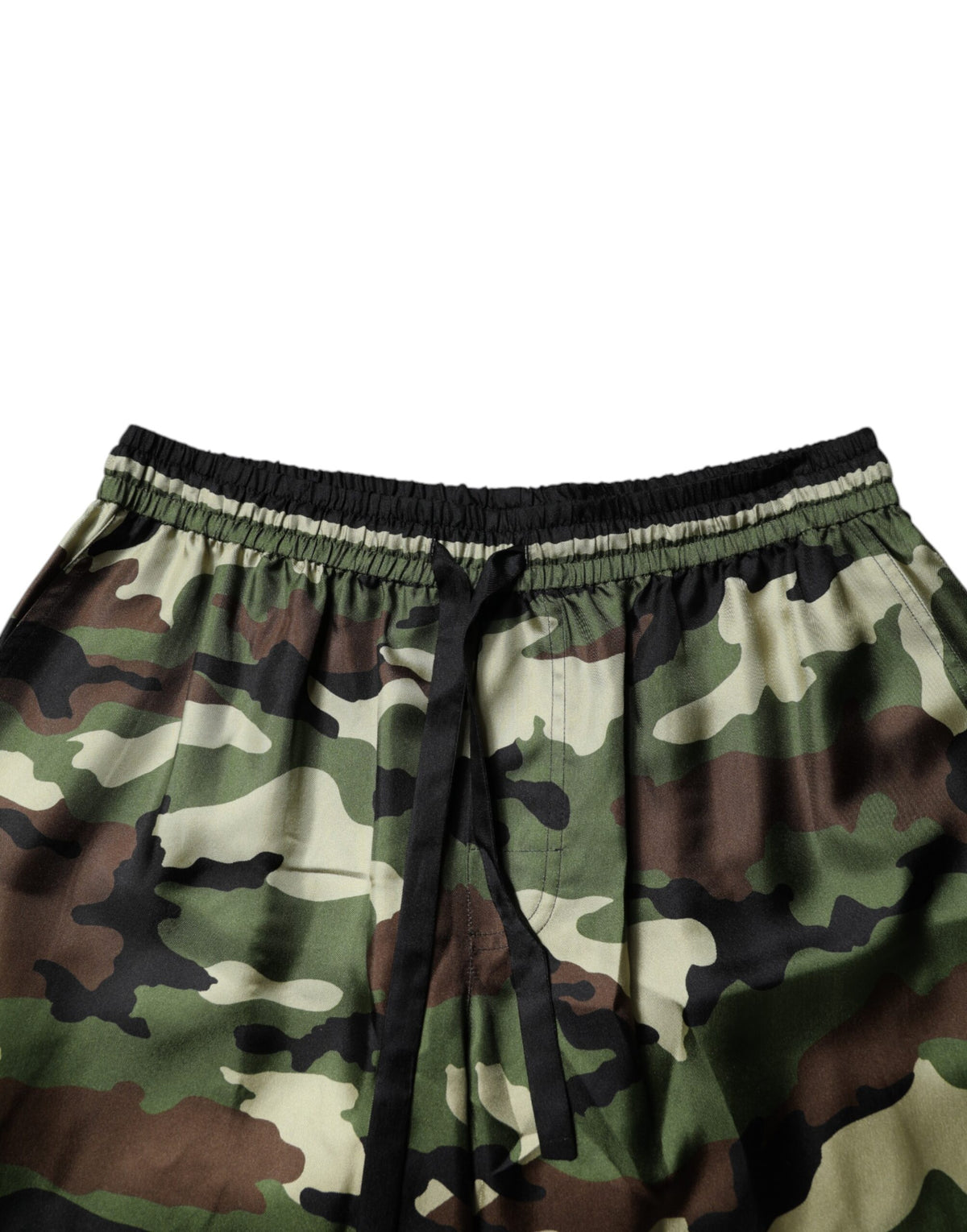 Shorts Bermuda en soie à taille mi-hauteur, multicolores et à motif camouflage de Dolce &amp; Gabbana
