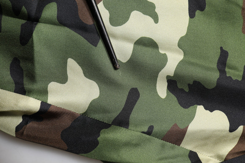 Shorts Bermuda en soie à taille mi-hauteur, multicolores et à motif camouflage de Dolce &amp; Gabbana