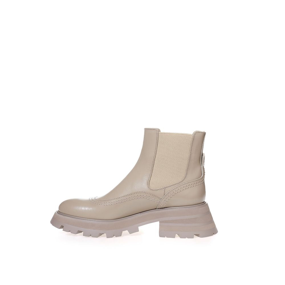 Bottines en cuir gris chic Alexander McQueen pour une allure élégante.