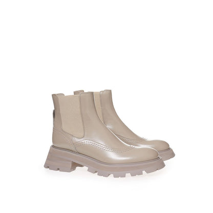 Bottines en cuir gris chic Alexander McQueen pour une allure élégante.