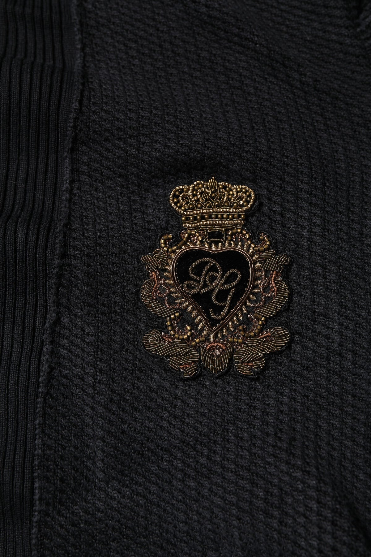 Pull en soie noir à boutons brodés à motif héraldique de Dolce &amp; Gabbana