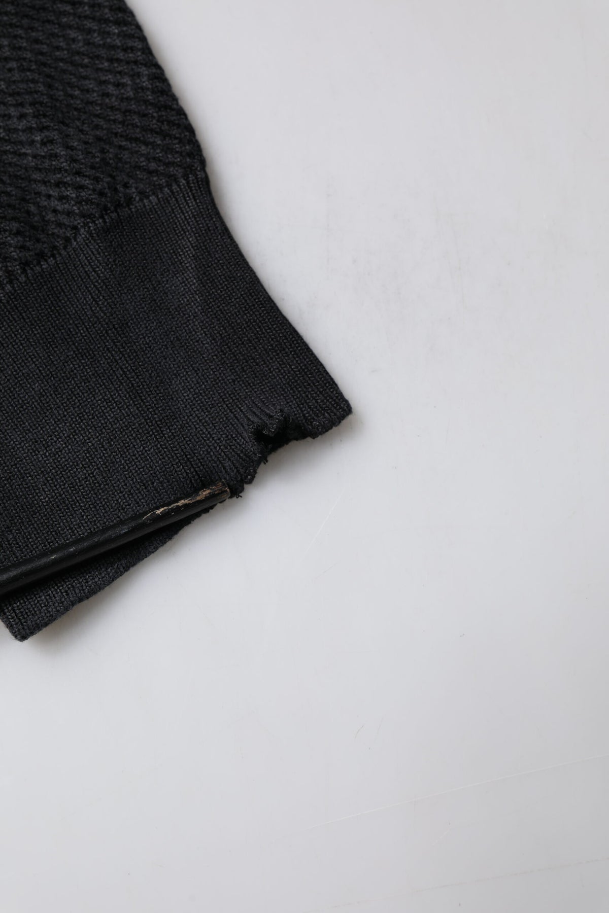 Pull en soie noir à boutons brodés à motif héraldique de Dolce &amp; Gabbana