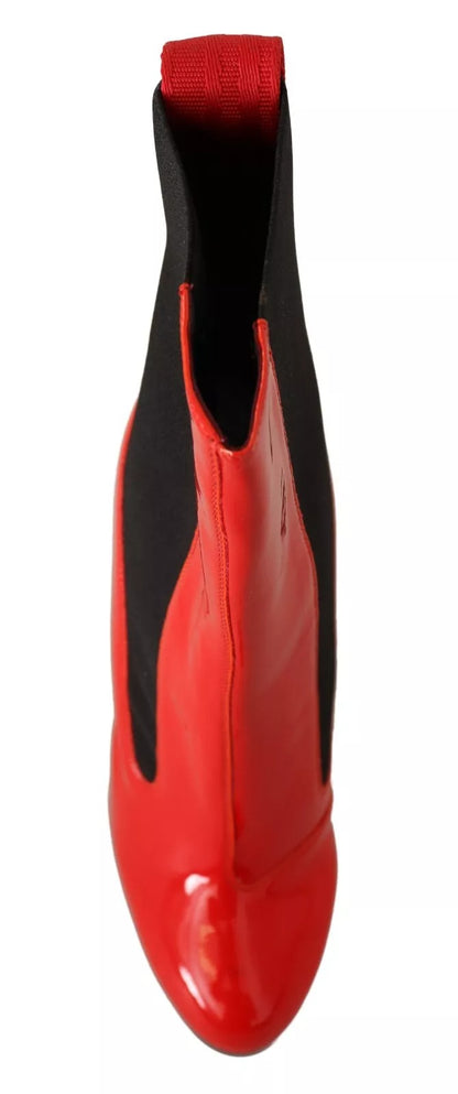 Bottines GCDS en cuir rouge et tissu noir, talons à logo.