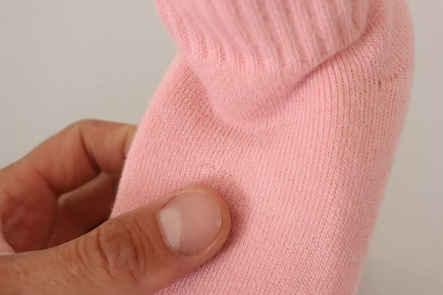 Bottines à talons compensés en daim rose avec logo GCDS, à porter comme chaussettes.
