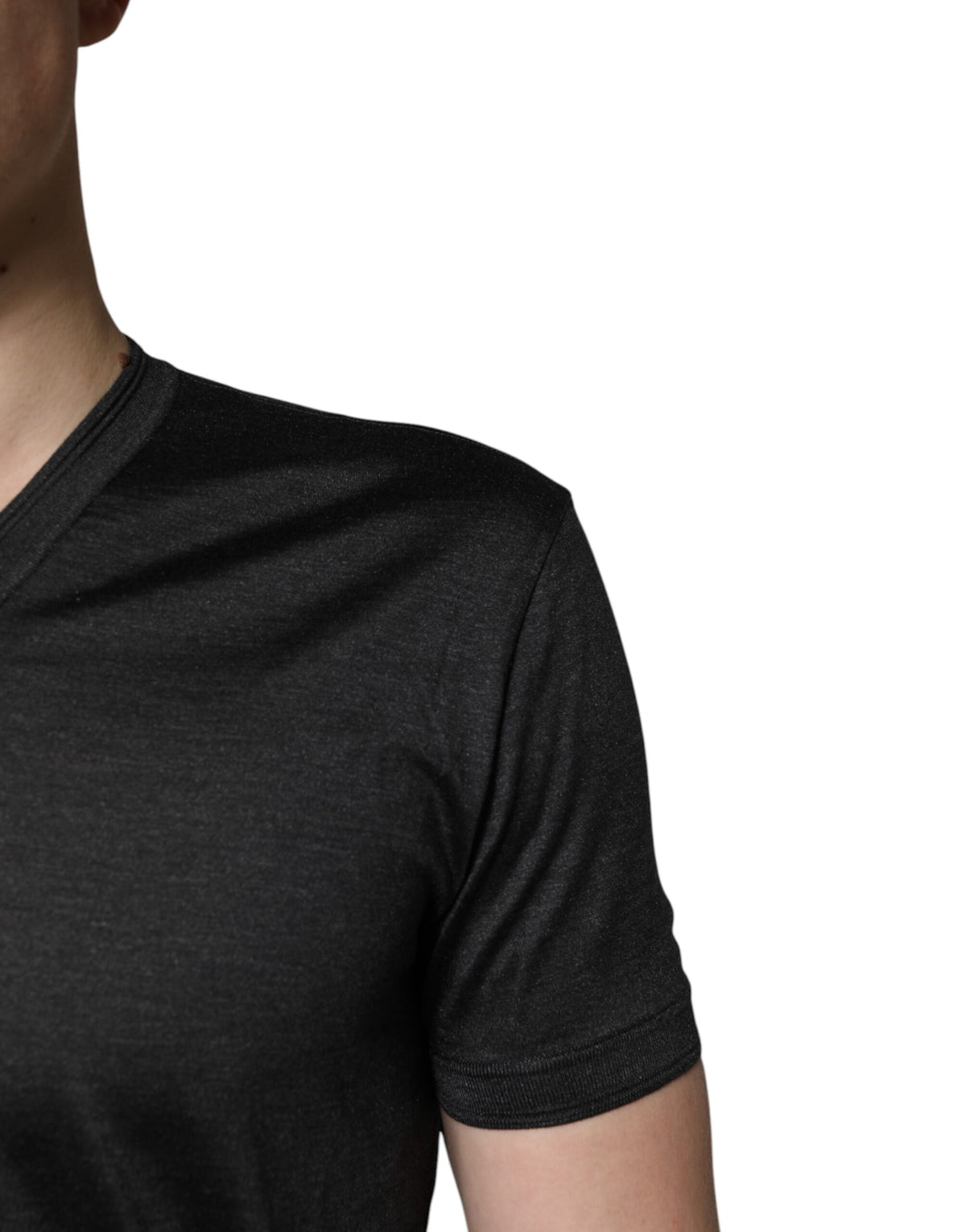T-shirt en soie à manches courtes, col en V, gris foncé de Dolce &amp; Gabbana