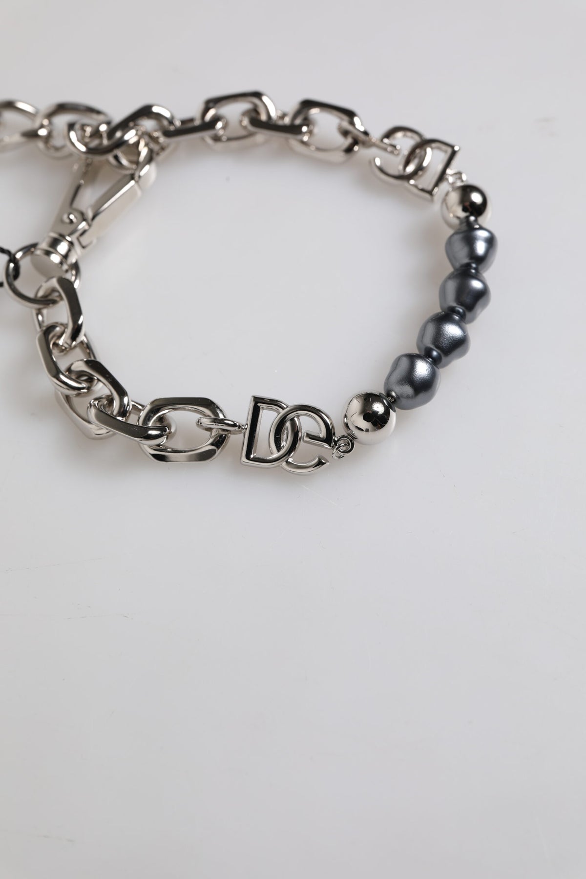 Bracelet Dolce & Gabbana en chaîne argentée avec fermoir mousqueton et perles grises