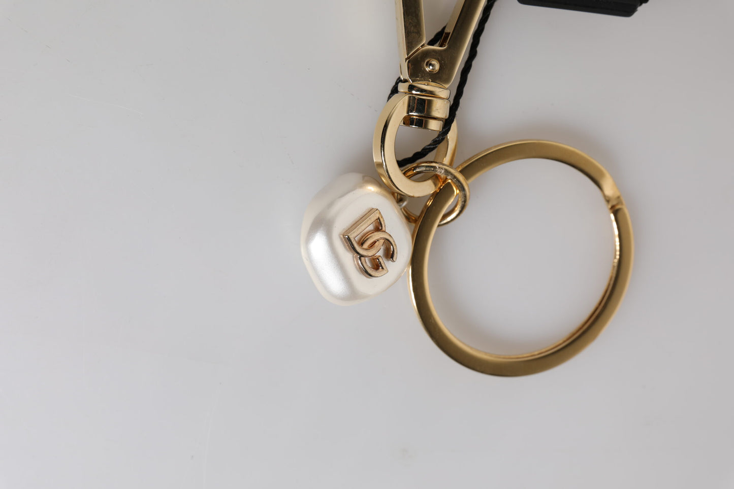 Porte-clés Dolce & Gabbana Chic en laiton doré avec breloque lettre en fausses perles