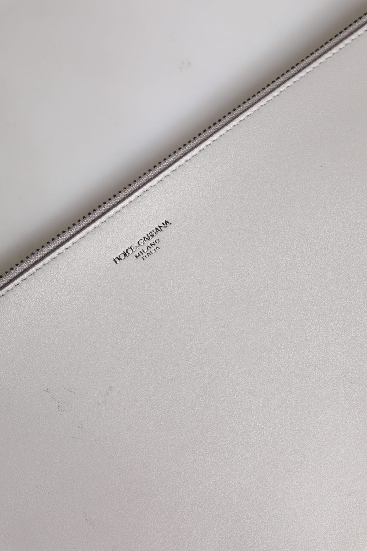 Pochette zippée en cuir gris massif Dolce & Gabbana pour homme avec logo DG