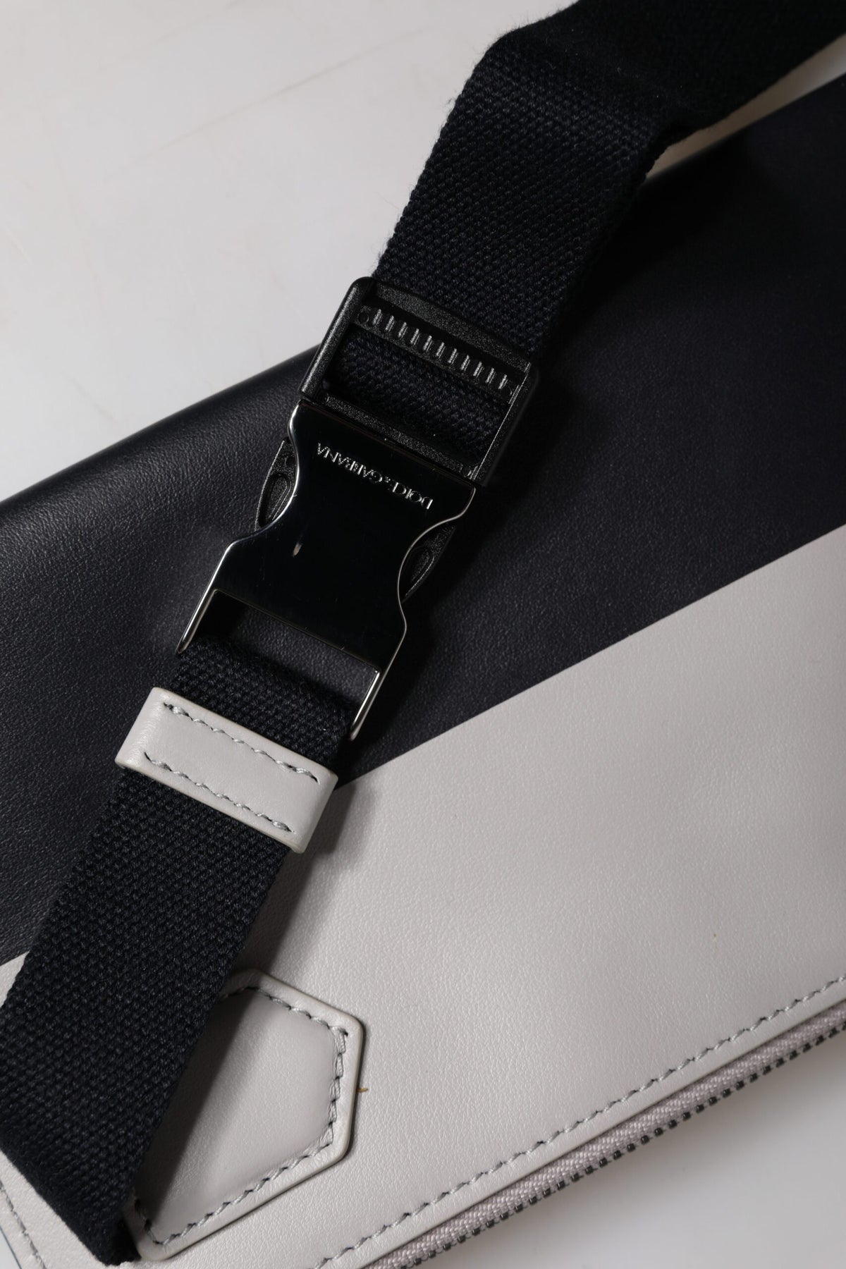Sac bandoulière Dolce & Gabbana en cuir noir et blanc avec logo en relief