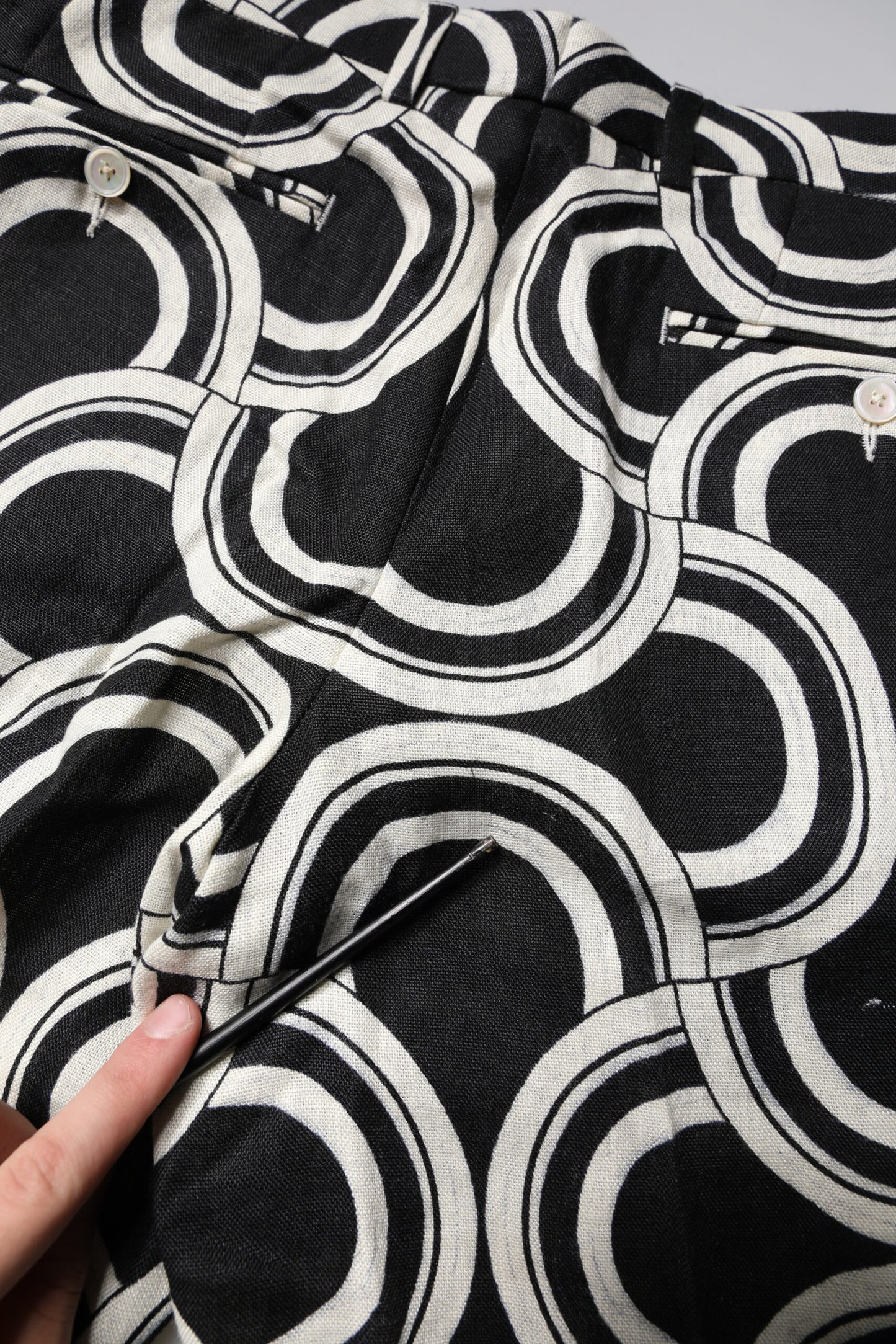 Shorts Bermuda en lin noir et blanc de Dolce & Gabbana