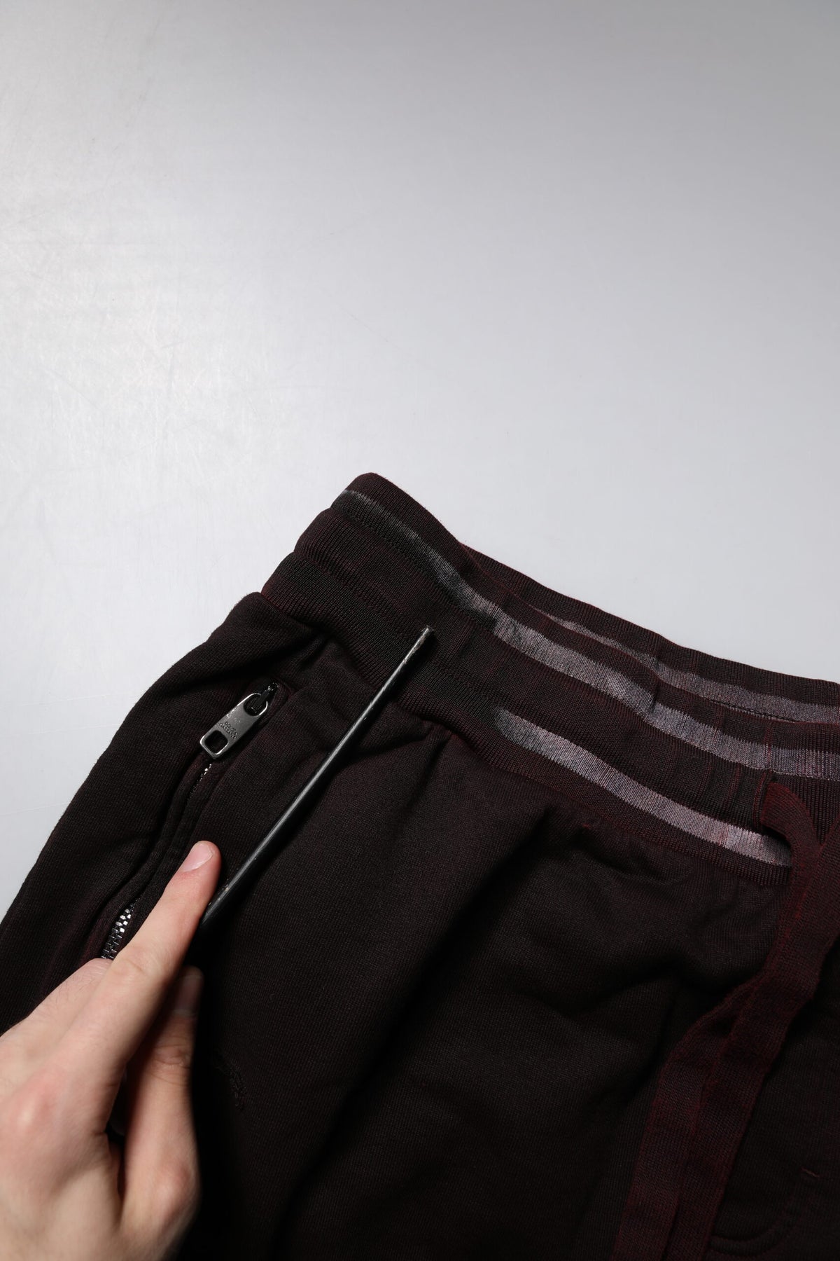 Short de bain bermuda pour homme en coton rouge bordeaux Dolce &amp; Gabbana avec plaque logo.