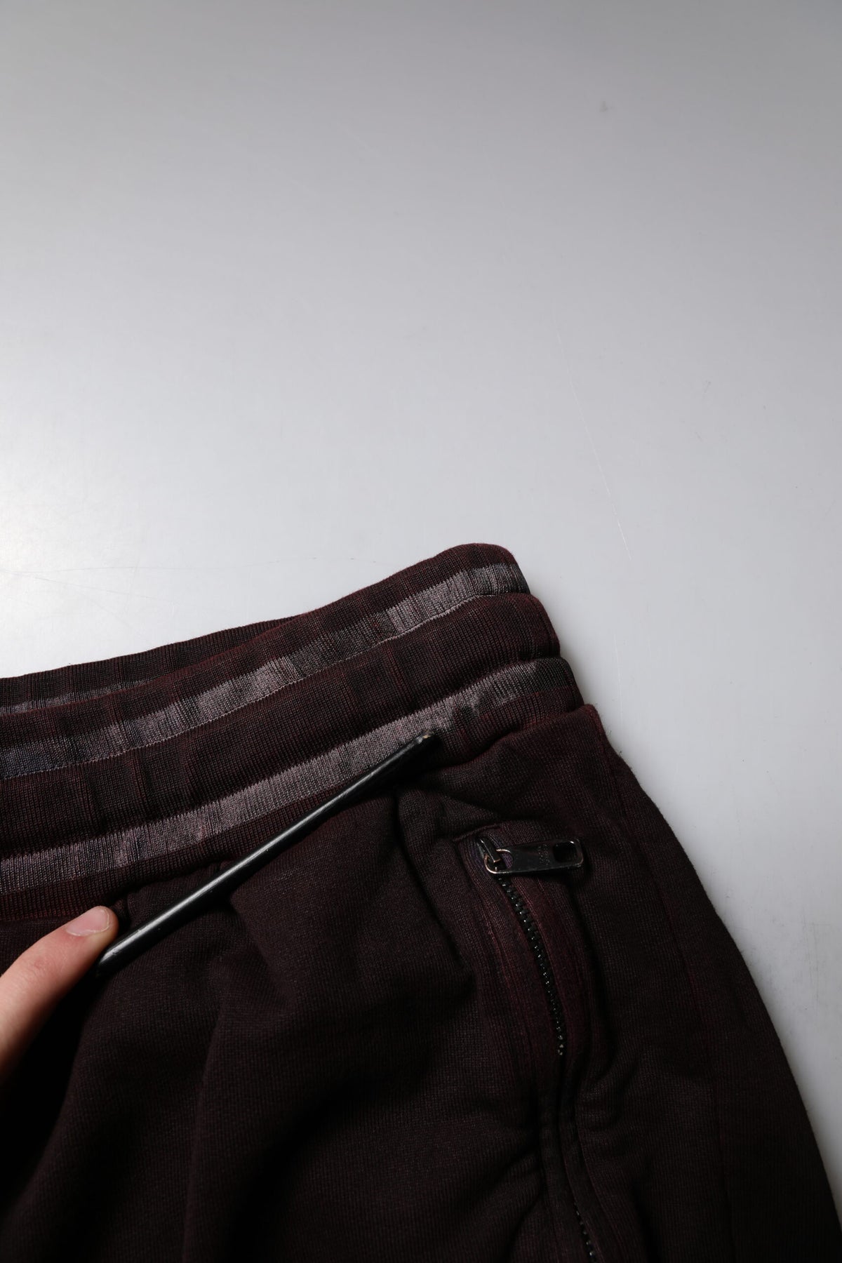 Short de bain bermuda pour homme en coton rouge bordeaux Dolce &amp; Gabbana avec plaque logo.
