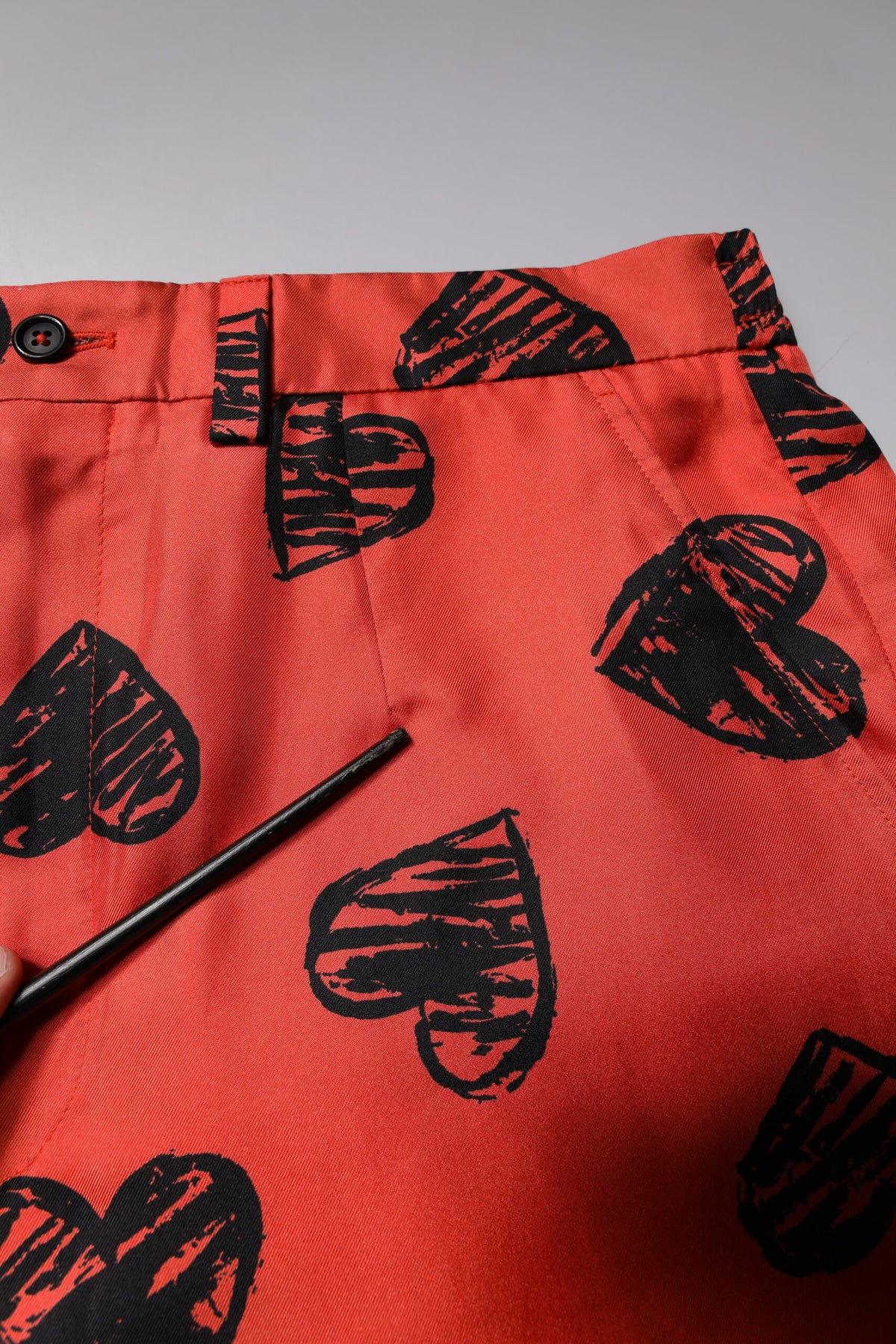 Shorts Bermuda en soie orange à imprimé cœur de Dolce &amp; Gabbana