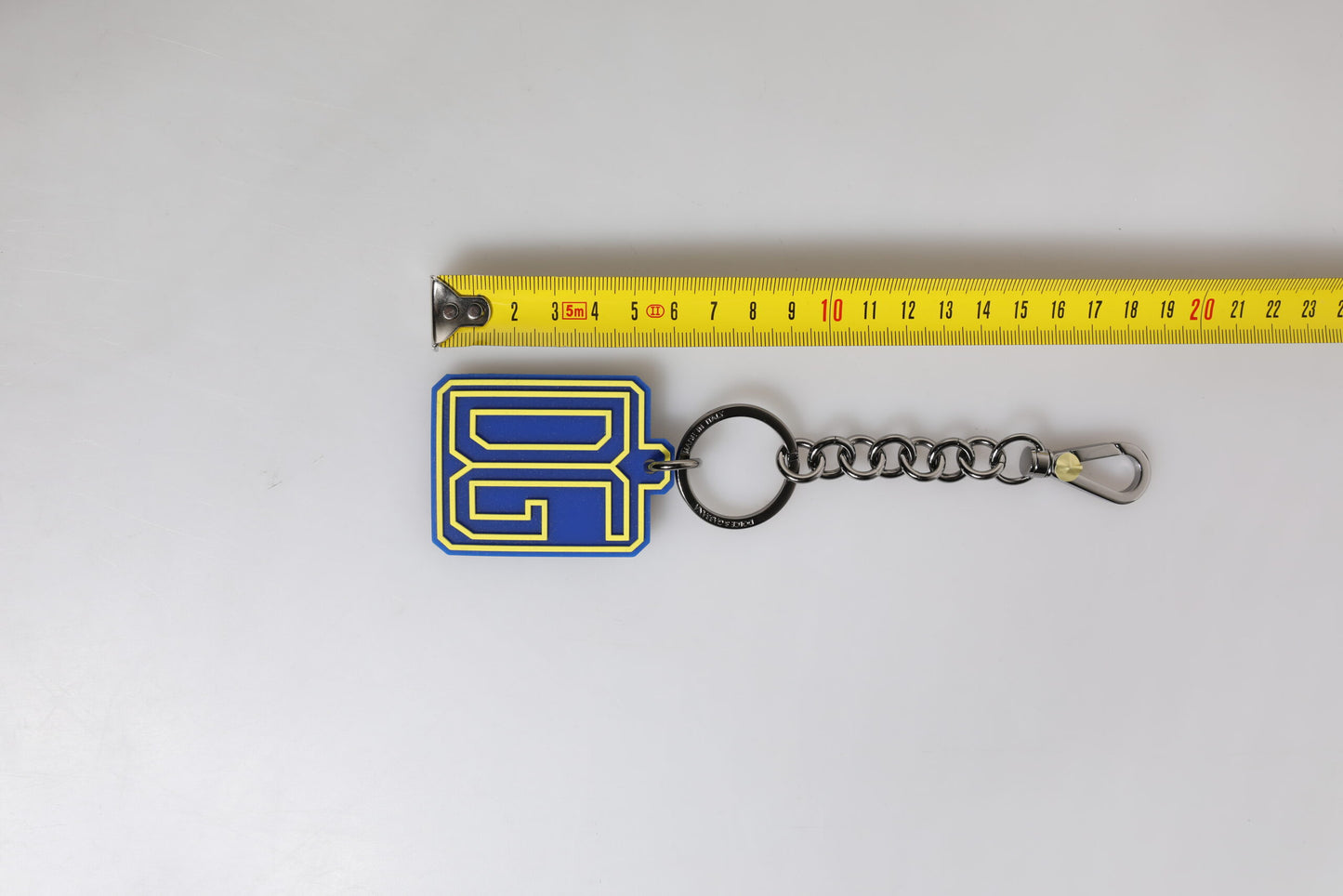 Porte-clés Dolce & Gabbana pour homme, logo DG en caoutchouc bleu et jaune, argenté