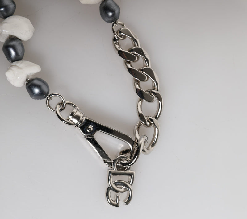 Bracelet Dolce & Gabbana avec pendentif en laiton argenté et perles coquillage et logo DG