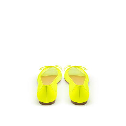Christian Louboutin Elegance, ballerine en maille jaune soleil.