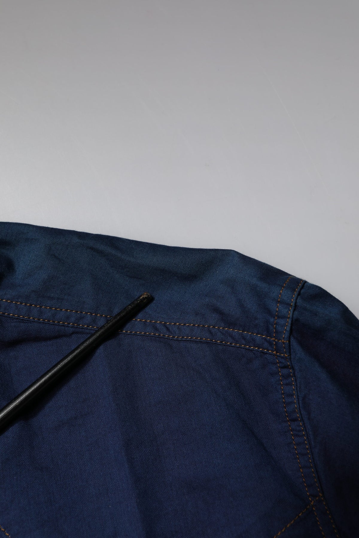 Chemise habillée Dolce &amp; Gabbana en coton bleu foncé, dorée.