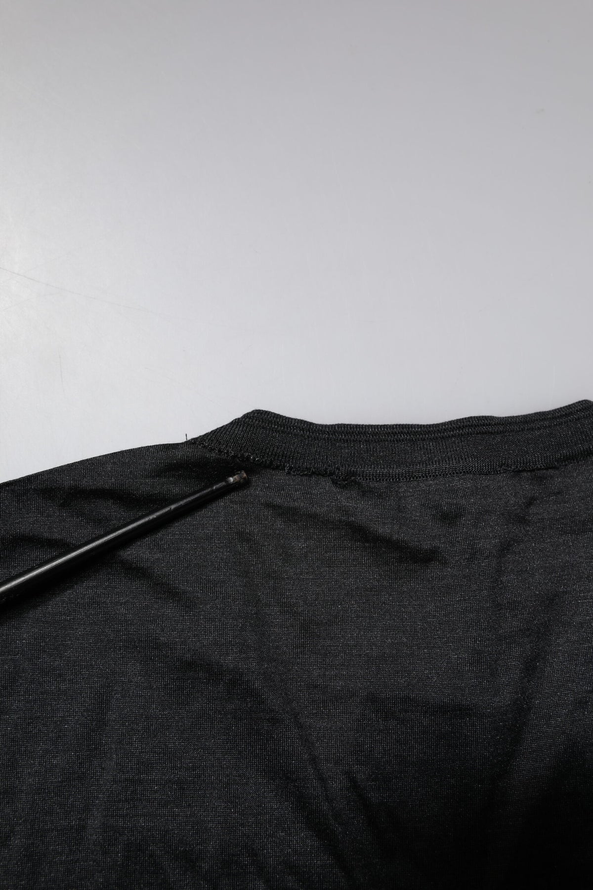 T-shirt en soie à manches courtes, col en V, gris foncé de Dolce &amp; Gabbana