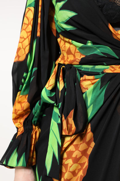 Zwarte zijden wrapdress met ananasprint en geplooid detail van Dolce & Gabbana
