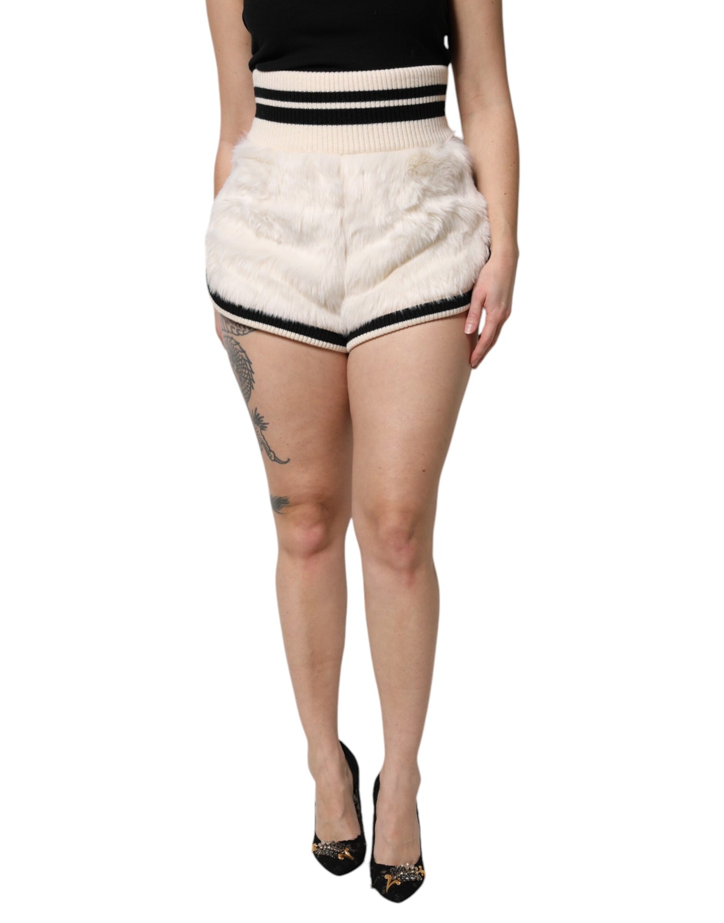 Dolce & Gabbana witte hotpants van imitatiebont met hoge taille.