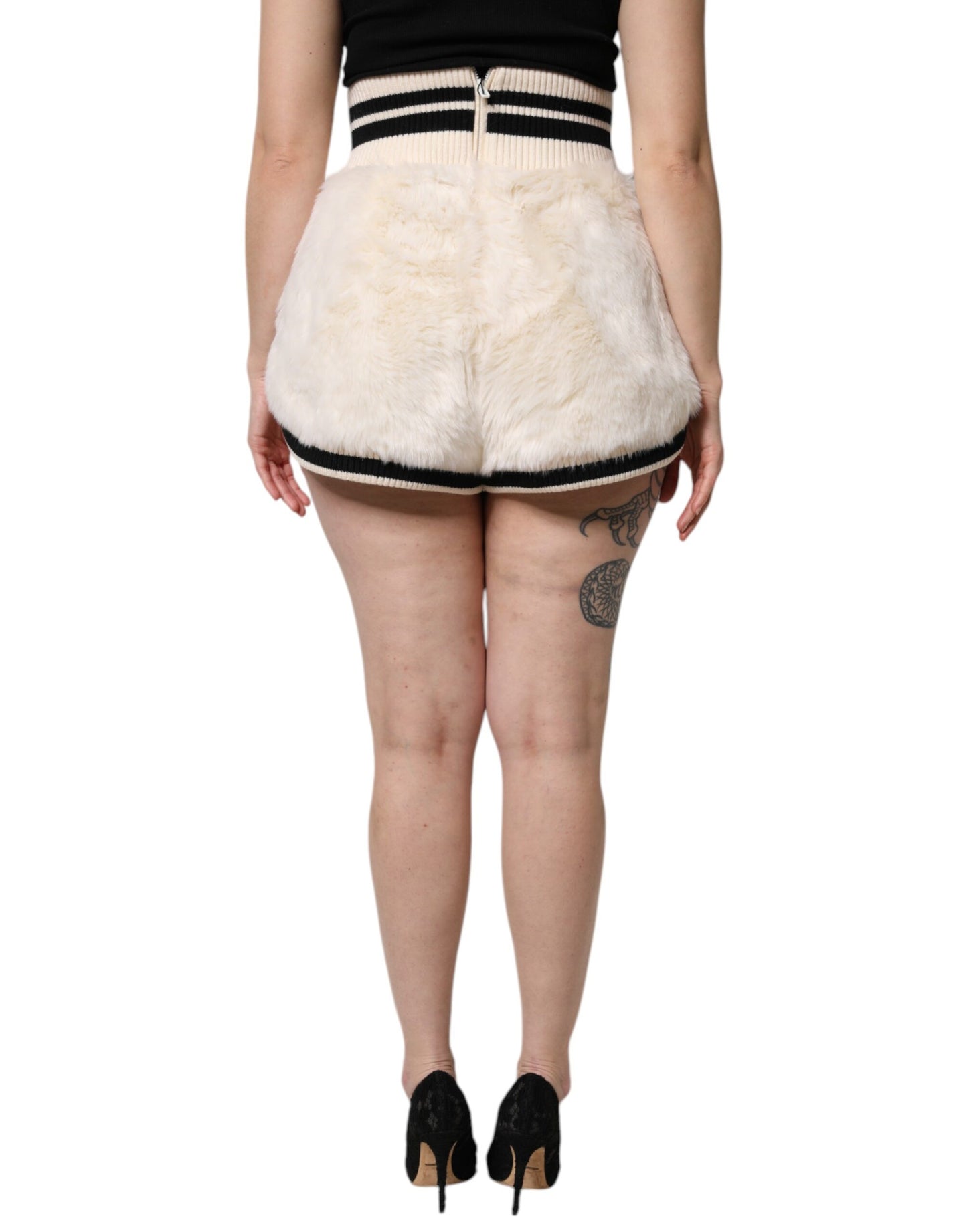 Dolce & Gabbana witte hotpants van imitatiebont met hoge taille.