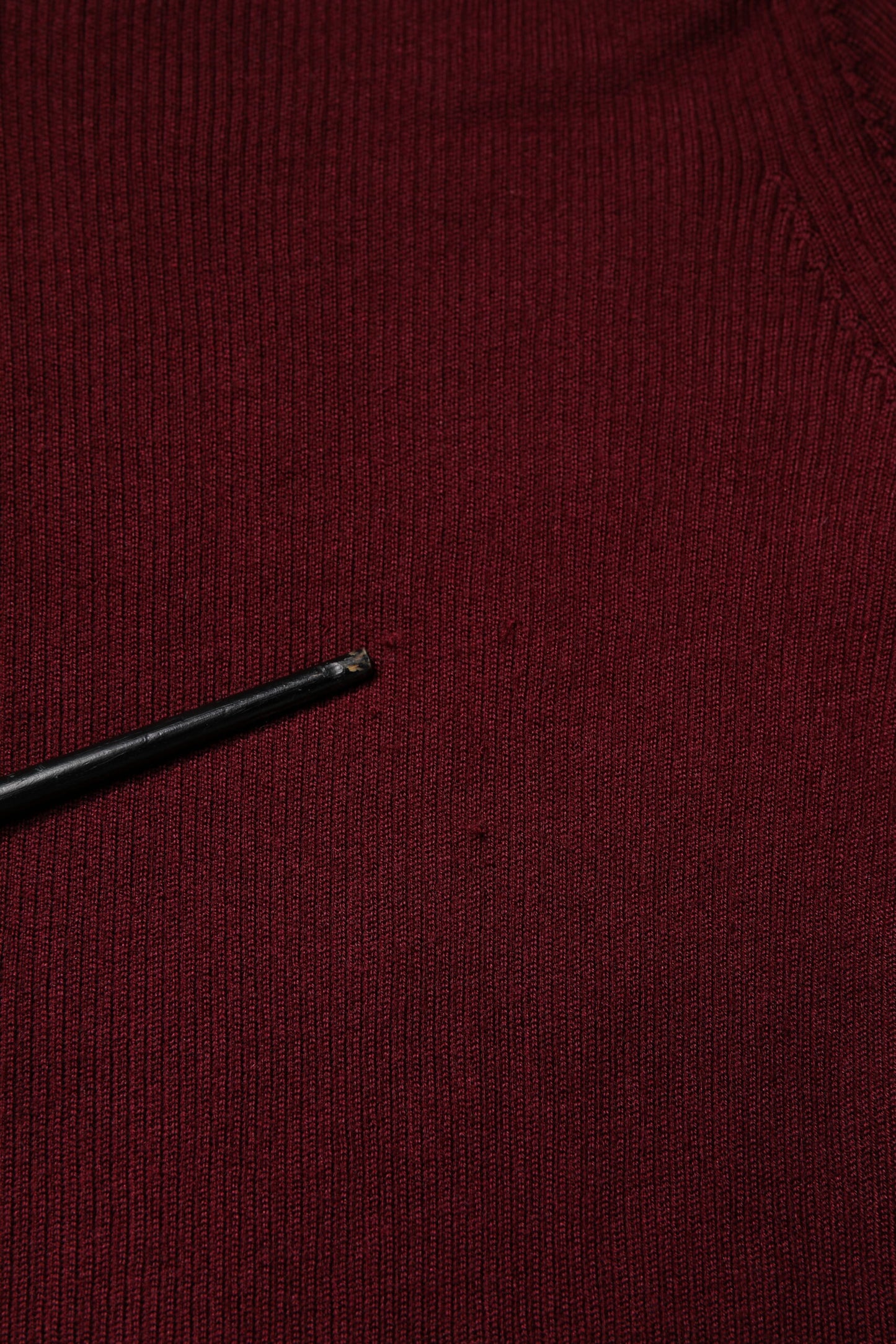 Pull col montant slim à manches longues en bordeaux de Dolce & Gabbana