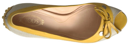 Escarpins à bout ouvert Tod's en jaune et blanc cassé.