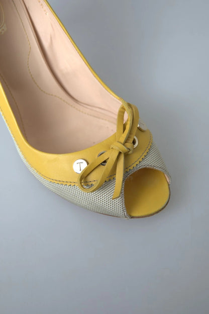 Escarpins à bout ouvert Tod's en jaune et blanc cassé.
