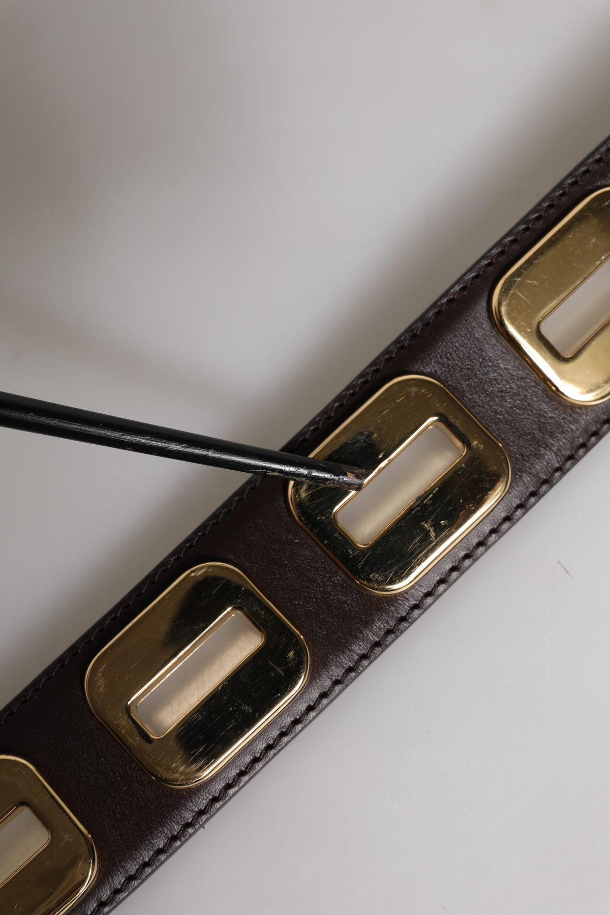 Dolce & Gabbana Ceinture en Cuir Brun Foncé avec Boucle Rotative Dorée