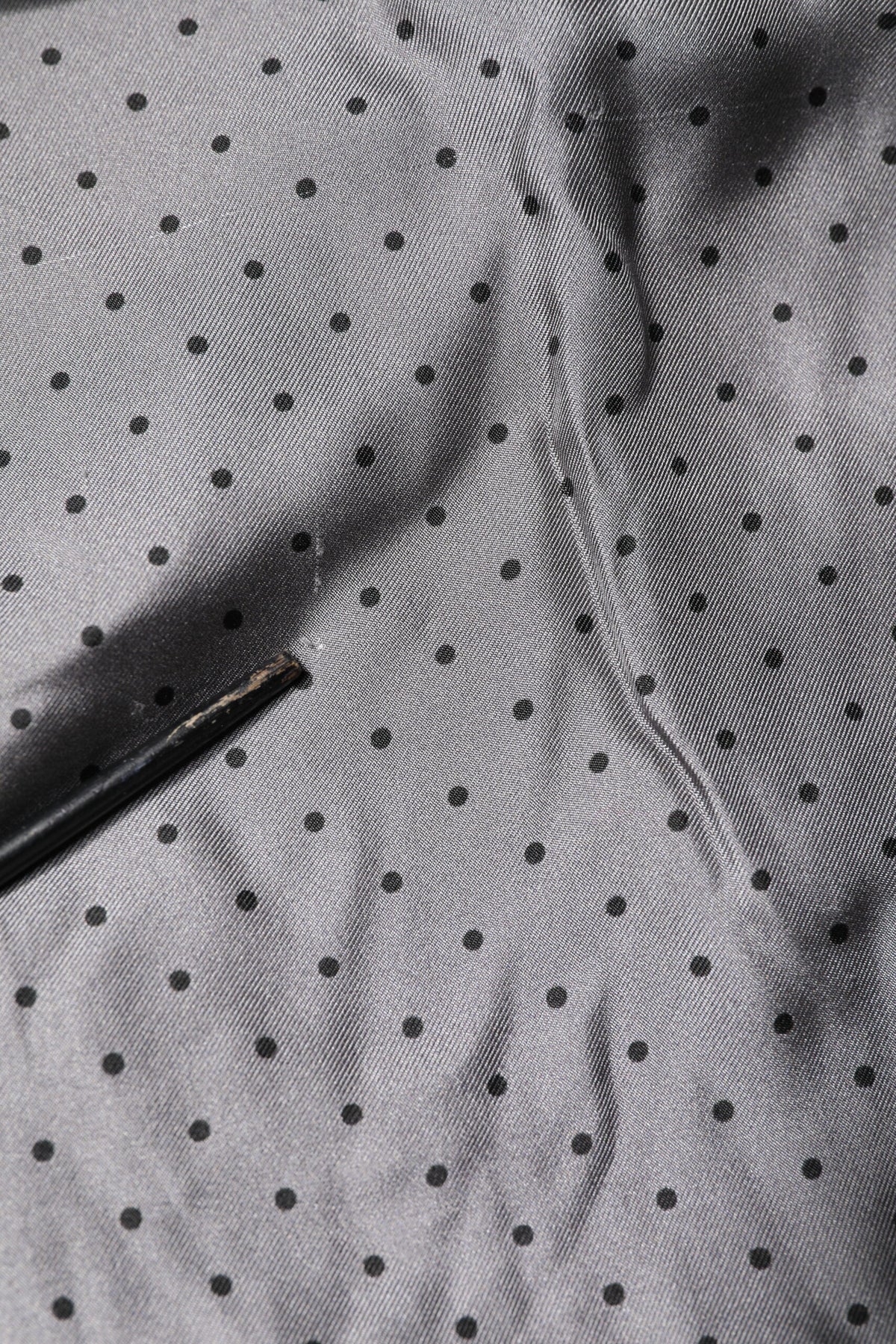 Chemise en soie à manches longues grise à pois de Dolce &amp; Gabbana