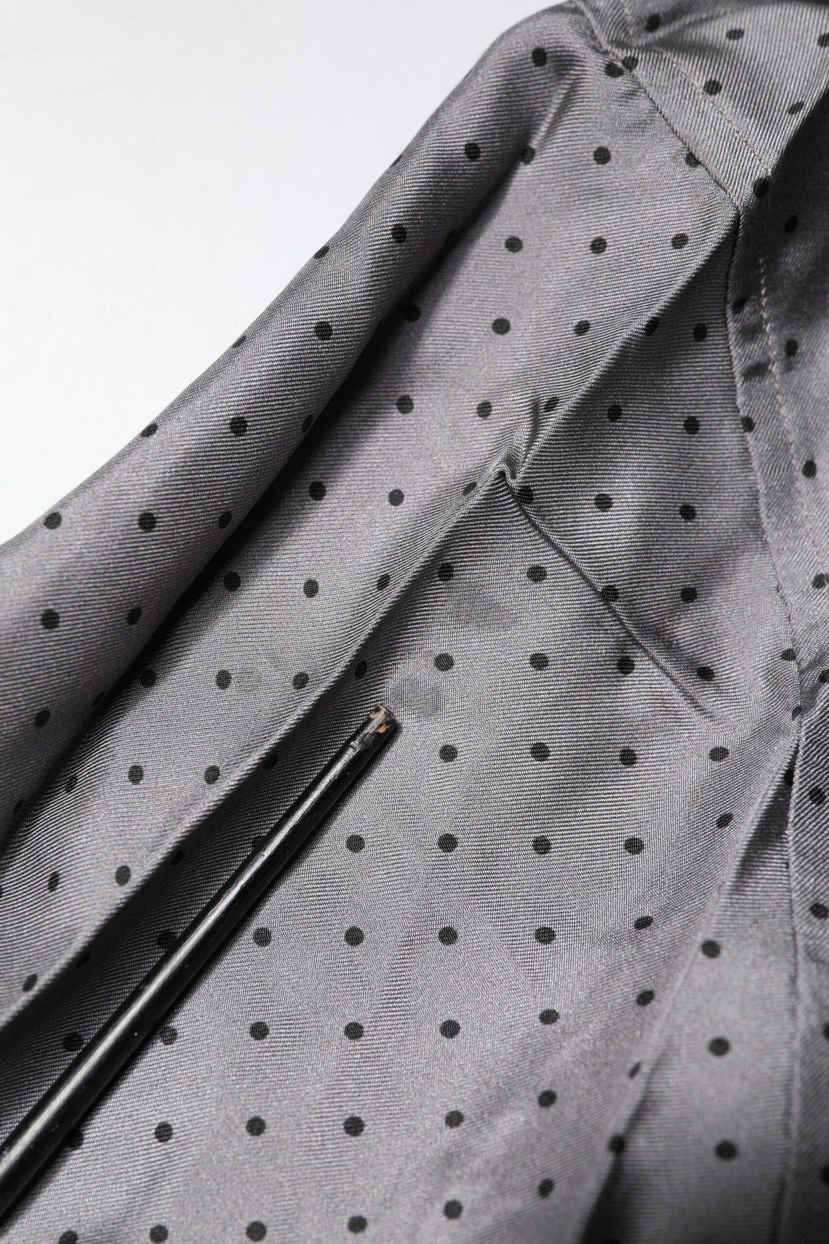 Chemise en soie à manches longues grise à pois de Dolce &amp; Gabbana