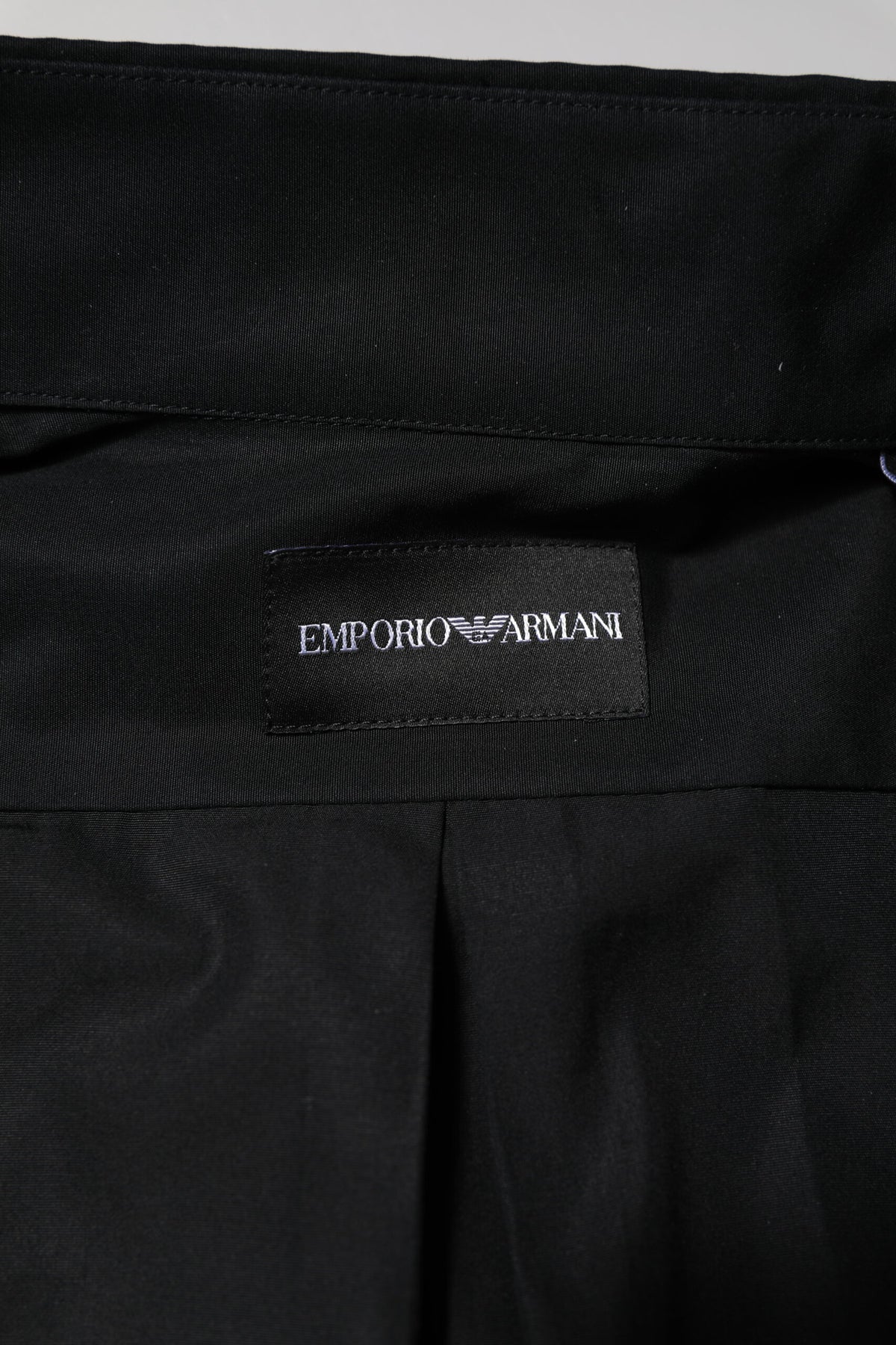Chemise habillée homme Emporio Armani en coton noir, manches longues.