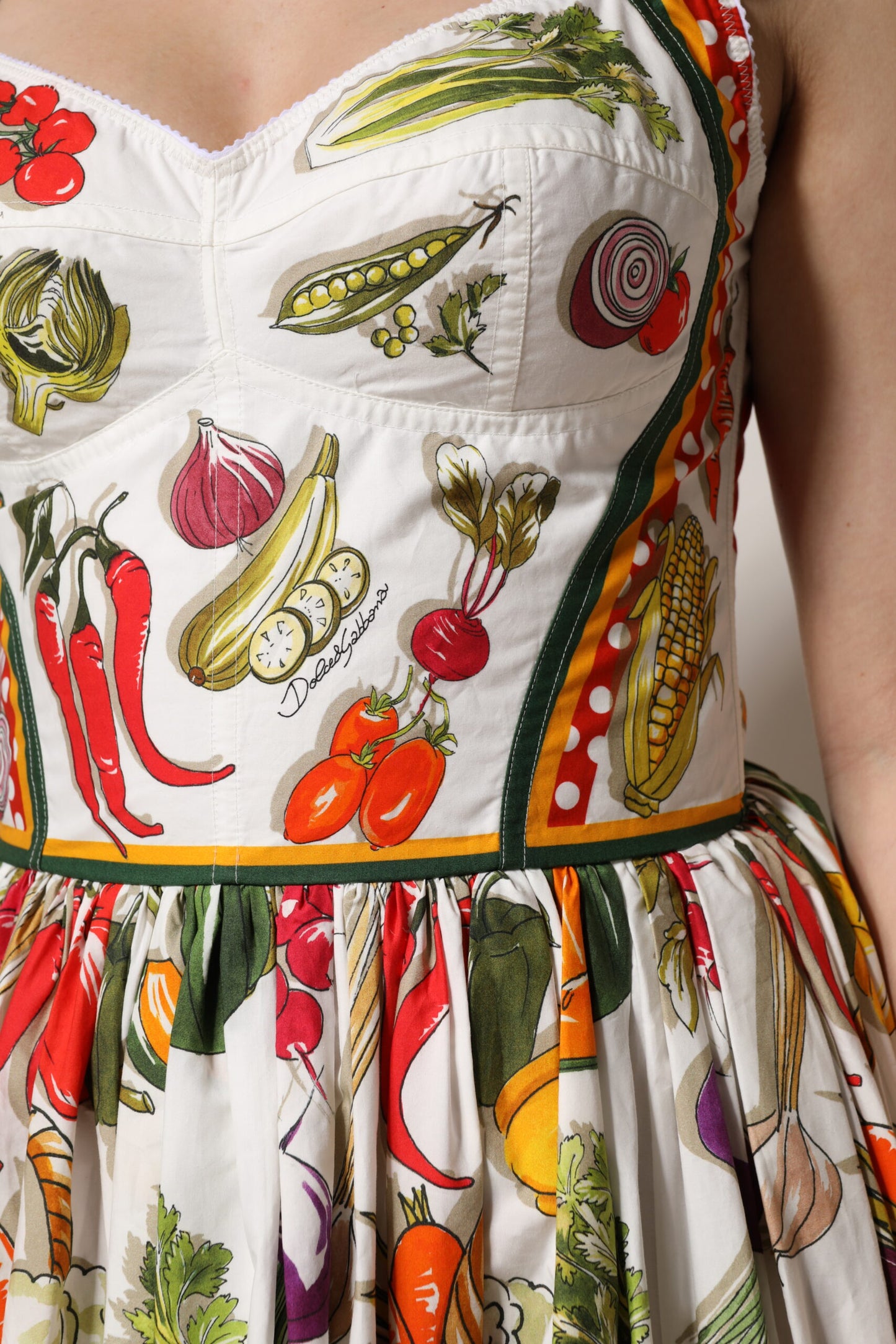 Dolce & Gabbana wit, mouwloze, A-lijn midi-jurk met groentendecoratie