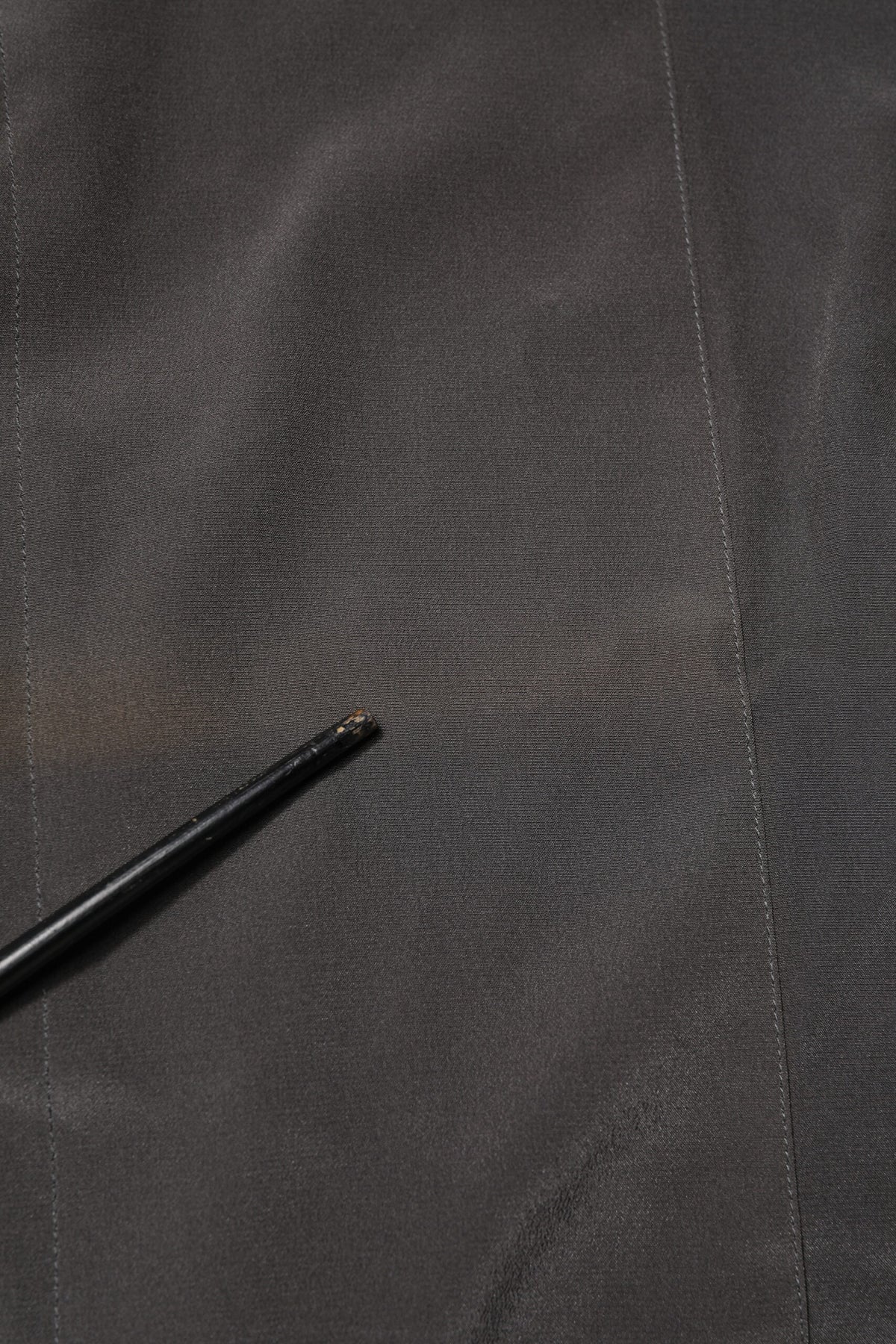 Chemise formelle en soie grise anthracite, brodée d'or, Dolce &amp; Gabbana.